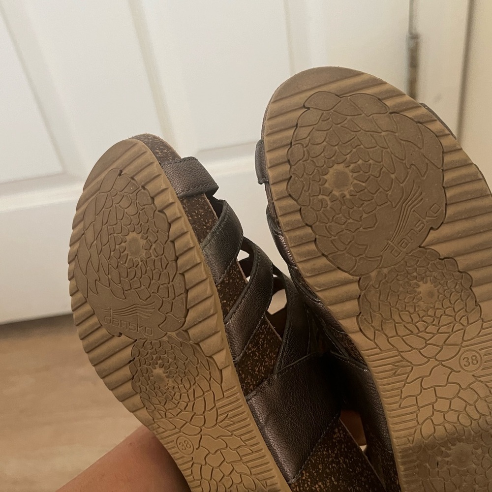 ✅DANSKO ,leather ,Pewter Metallic color Sandel shoes with adjustable strap - Picture 10 of 11